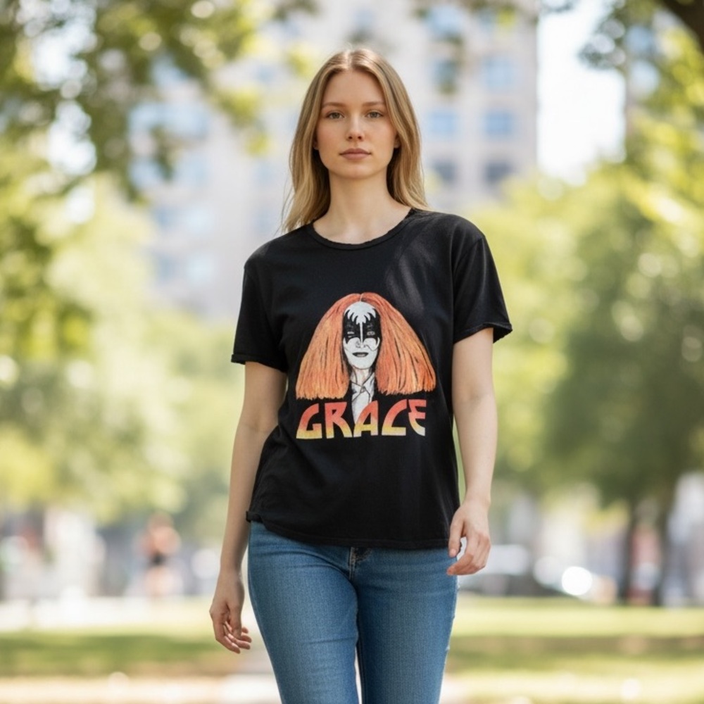 Vogue’s ‘Grace’ Graphic Tee feat. Grace Coddington à la Kiss